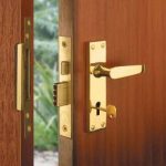 INSTALLATION AND REPLACEMENT OF THE DOOR LOCKS